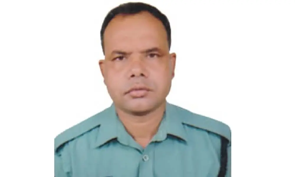 বাংলাদেশ পুলিশ সদস্যের ছবি, স্বাস্থ্যবিধি মান্য করে PPE পরিহিত. Channel i News - চ্যানেল আই নিউজ