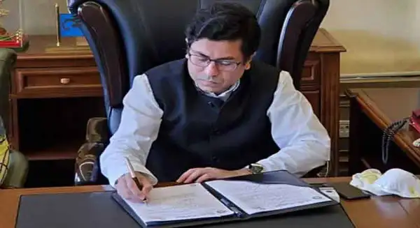 শেখ ফজলে নূর তাপস বসে লিখছেন, অফিসে কাজের দৃশ্য. Channel i News - চ্যানেল আই নিউজ