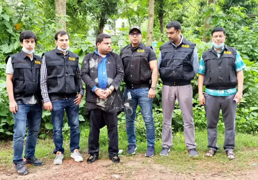 রিজেন্ট চেয়ারম্যান সাহেদ গ্রেপ্তার, র‍্যাবের সদস্যরা গ্রেপ্তারকৃতদের সঙ্গে।. Channel i News - চ্যানেল আই নিউজ