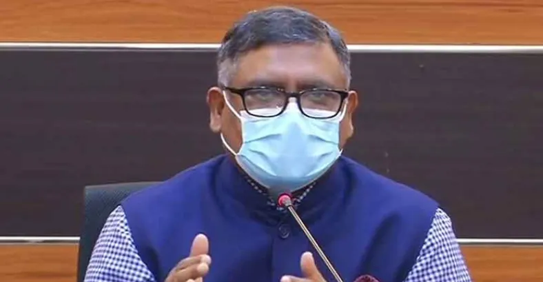 স্বাস্থ্যমন্ত্রী আলোচনায় অংশগ্রহণ করছেন, মুখে মাস্ক পরা. Channel i News - চ্যানেল আই নিউজ