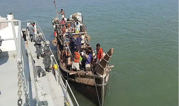 রোহিঙ্গা শরণার্থীরা মালয়েশিয়া যাওয়ার জন্য নৌকায় উঠছে. Channel i News - চ্যানেল আই নিউজ