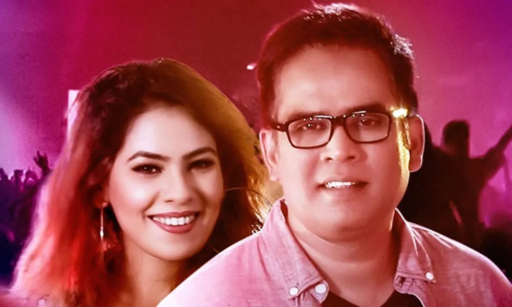 পিয়াল হাসান ও তার সহশিল্পী পারফর্ম করছেন মঞ্চে. Channel i News - চ্যানেল আই নিউজ