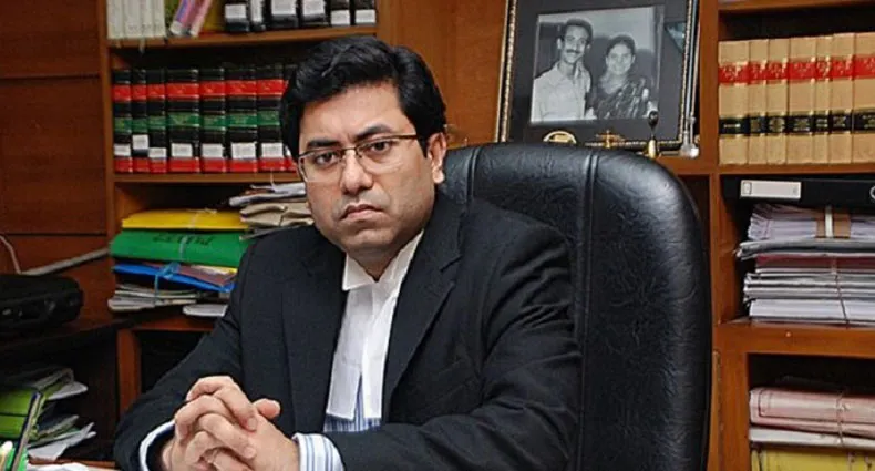 ব্যারিস্টার শেখ ফজলে নূর তাপসের ছবি, তিনি বসে আছেন অফিসে।. Channel i News - চ্যানেল আই নিউজ