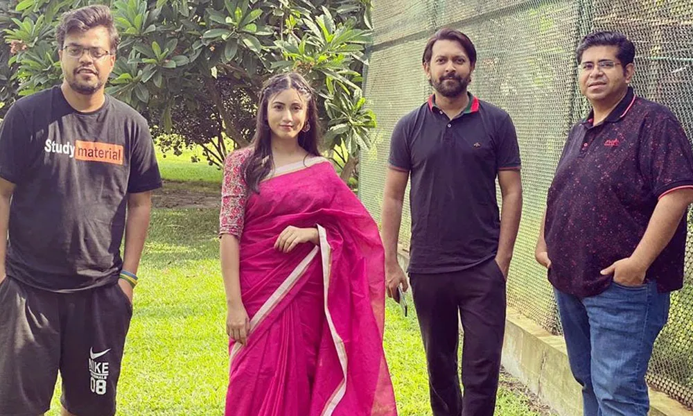 একজন নারী বন্ধুদের সঙ্গে আড্ডা দিচ্ছেন, সবুজ প্রকৃতির মাঝে. Channel i News - চ্যানেল আই নিউজ