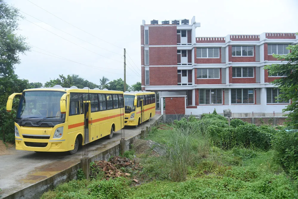 বাংলাদেশের শহরে নতুন বাসের সারি, বাসস্ট্যান্ডের পাশে ভবন. Channel i News - চ্যানেল আই নিউজ