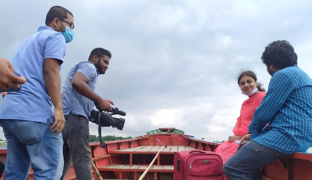 নৌযানে নাটক শুটিংরত অভিনেতা ও নির্মাতা, ক্যামেরা সহকারীর উপস্থিতি. Channel i News - চ্যানেল আই নিউজ