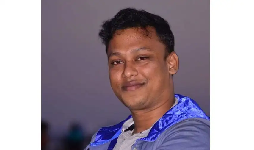 প্রসন্ন যুবক ব্যক্তি, শান্ত মুখাবয়ব, কালো চুল, হালকা পোশাকের সাথে নীল জ্যাকেট. Channel i News - চ্যানেল আই নিউজ