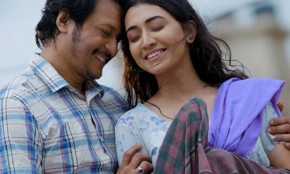 একজন পুরুষ ও একজন নারী হাসিমুখে একসঙ্গে থাকছেন. Channel i News - চ্যানেল আই নিউজ