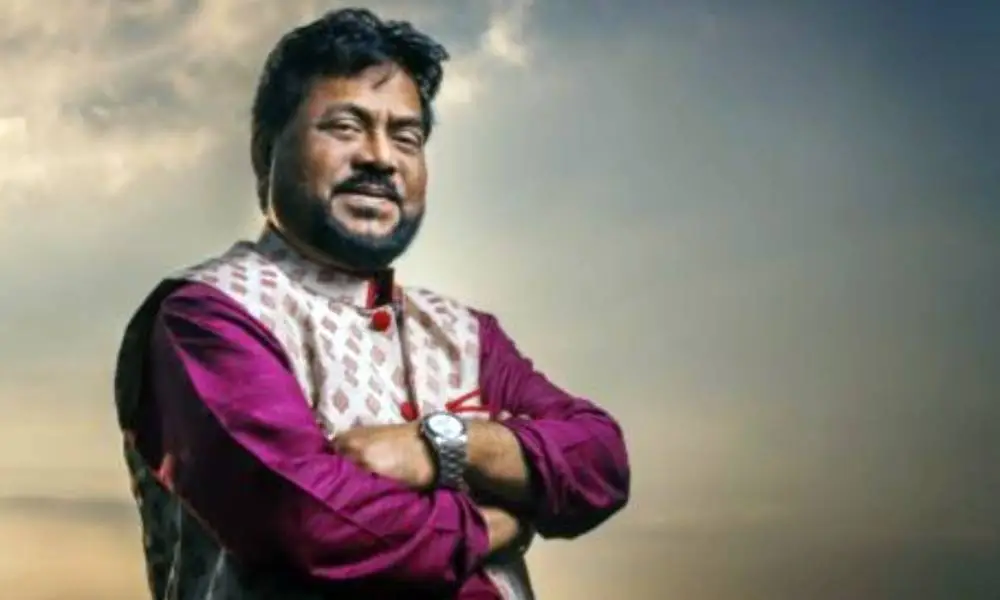 বাংলাদেশি গায়ক ও সংগীতশিল্পী, পটভূমিতে আকাশ ও মেঘের ছবি. Channel i News - চ্যানেল আই নিউজ