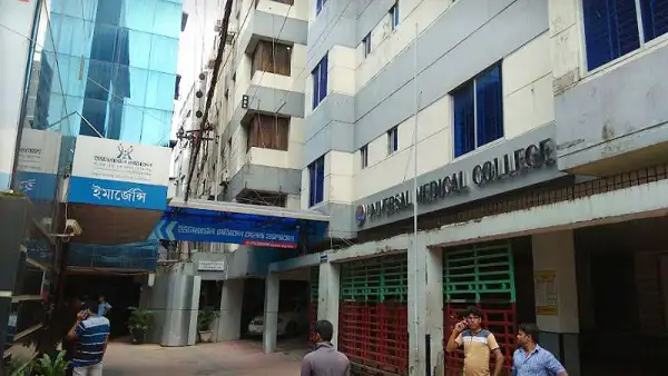 ঢাকা মেডিকেল কলেজের সামনে রোগীদের ভিড়।. Channel i News - চ্যানেল আই নিউজ