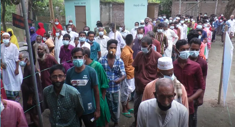যশোর-৬ আসনে ভোট গ্রহণের জন্য ভোটাররা লাইনে দাঁড়িয়ে. Channel i News - চ্যানেল আই নিউজ