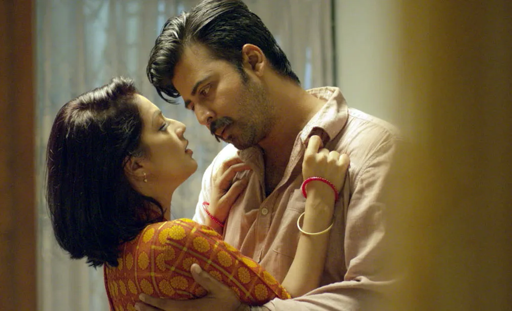 প্রেমিক ও প্রেমিকা কাছাকাছি, নাটকীয় মুহূর্তে দেখা যাচ্ছে. Channel i News - চ্যানেল আই নিউজ