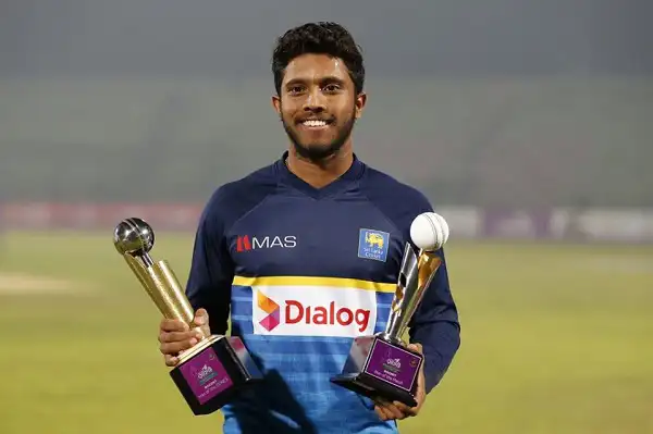 বাংলাদেশ ক্রিকেটার সাকিব আল হাসান ট্রফি হাতে নিয়ে হাসিমুখে. Channel i News - চ্যানেল আই নিউজ