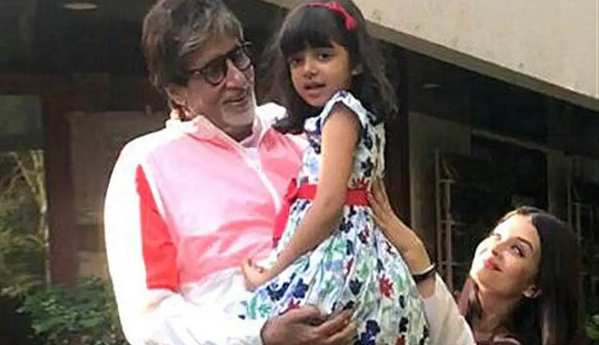 বৃদ্ধ ব্যক্তি ও ছোট মেয়ে একসঙ্গে হাসিমুখে ছবি তুলছেন. Channel i News - চ্যানেল আই নিউজ