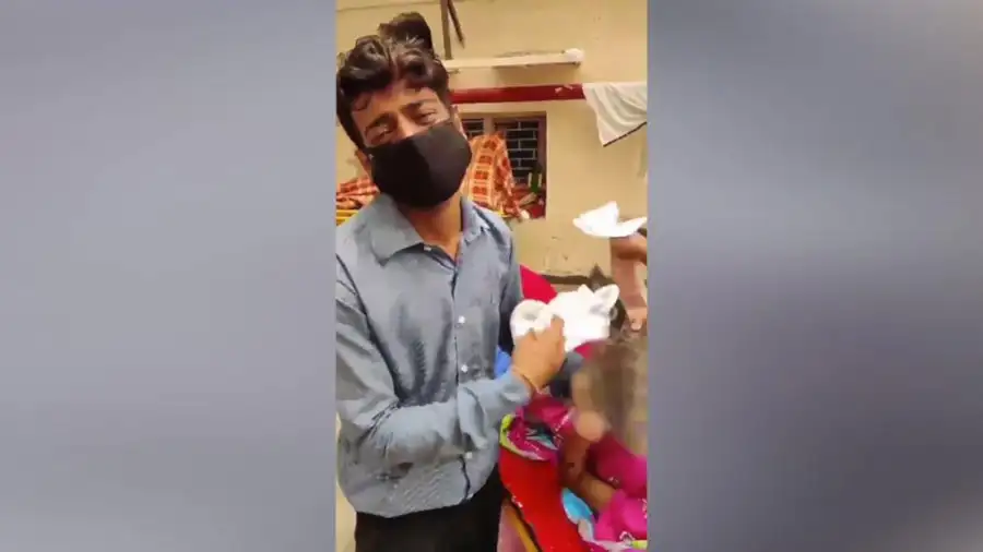 চিকিৎসা না পেয়ে একজন রোগী হাসপাতালে ভিড়ের মধ্যে অপেক্ষা করছেন. Channel i News - চ্যানেল আই নিউজ
