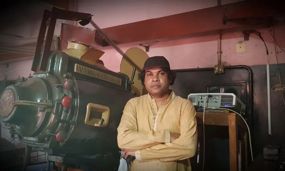 বাংলাদেশি চলচ্চিত্র নির্মাতা স্টুডিওতে দাঁড়িয়ে আছেন. Channel i News - চ্যানেল আই নিউজ
