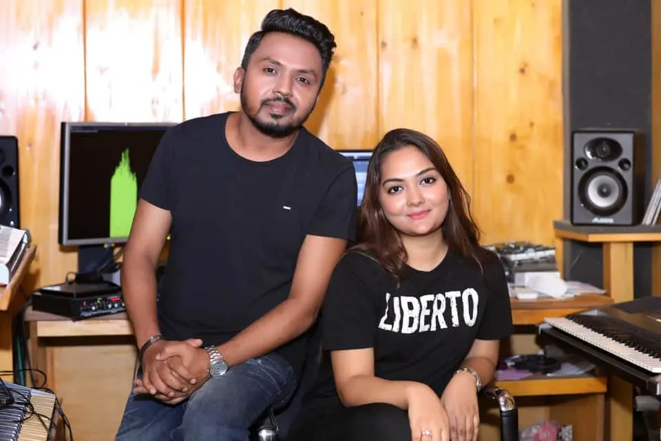 বেলাল ও নদী স্টুডিওতে বসে ছবি তুলছেন. Channel i News - চ্যানেল আই নিউজ