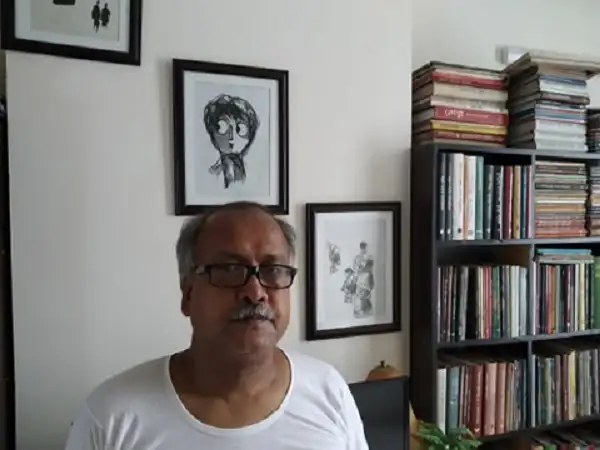 অভিনেতা মাহবুব রেজা বইয়ের সামনে দাঁড়িয়ে ছবি তুলেছেন।. Channel i News - চ্যানেল আই নিউজ