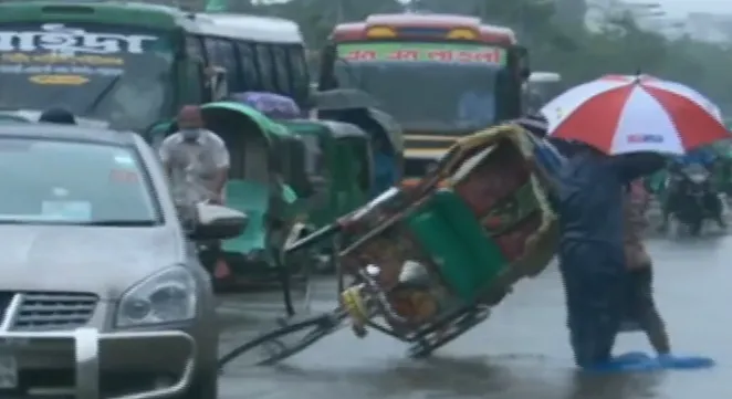 বৃষ্টির কারণে জলাবদ্ধতা ও যানজটের মধ্যে মানুষ ও যানবাহন চলাচল করছে. Channel i News - চ্যানেল আই নিউজ