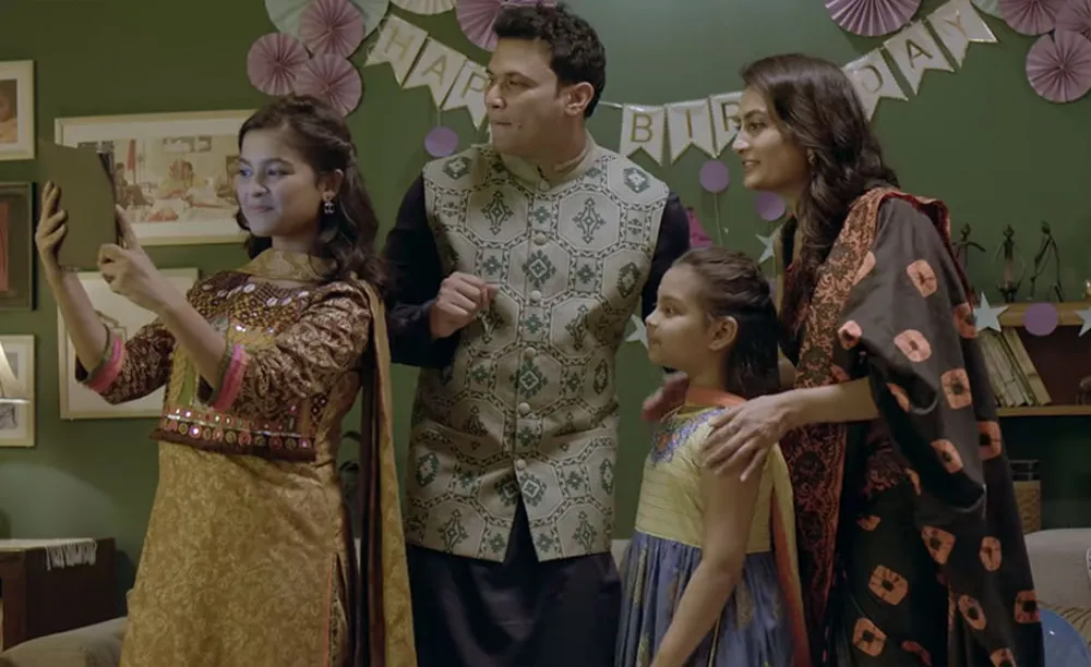 পরিবারের সদস্যরা জন্মদিনের পার্টিতে ছবি তুলছে. Channel i News - চ্যানেল আই নিউজ