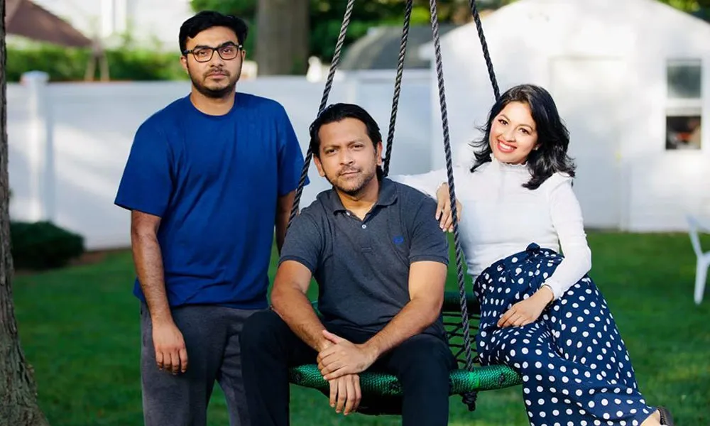 তিনজন ব্যক্তি একটি সুইংয়ে বসে আছেন, হাসিমুখে ছবি তোলা হচ্ছে. Channel i News - চ্যানেল আই নিউজ