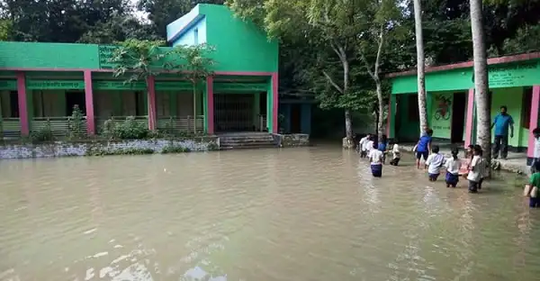 টাঙ্গাইলের চরাঞ্চলে বন্যার পানিতে ডুবে স্কুল ভবন ও শিক্ষার্থীরা. Channel i News - চ্যানেল আই নিউজ