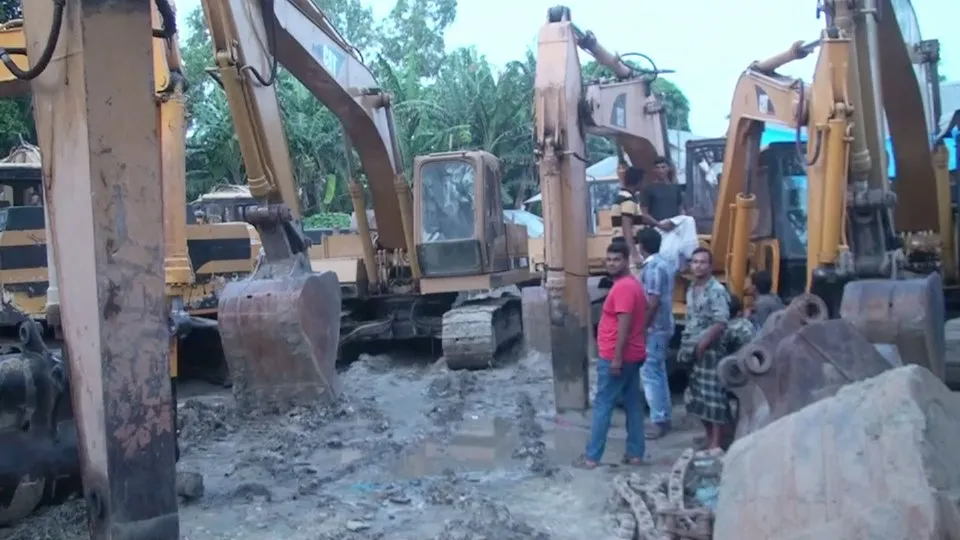 টাঙ্গাইলের রাস্তায় নির্মাণ কাজ চলছে, শ্রমিকরা কাজের জন্য প্রস্তুত. Channel i News - চ্যানেল আই নিউজ