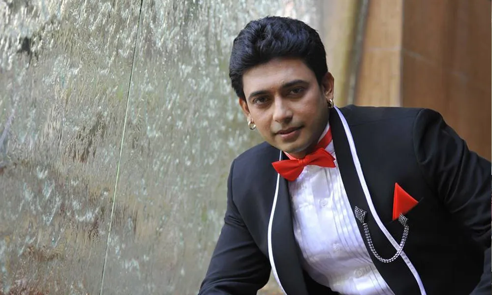 জায়েদ খান একটি কালো স্যুটে লাল টাই ও পকেটে লাল পকেটচিপ পরেছেন. Channel i News - চ্যানেল আই নিউজ