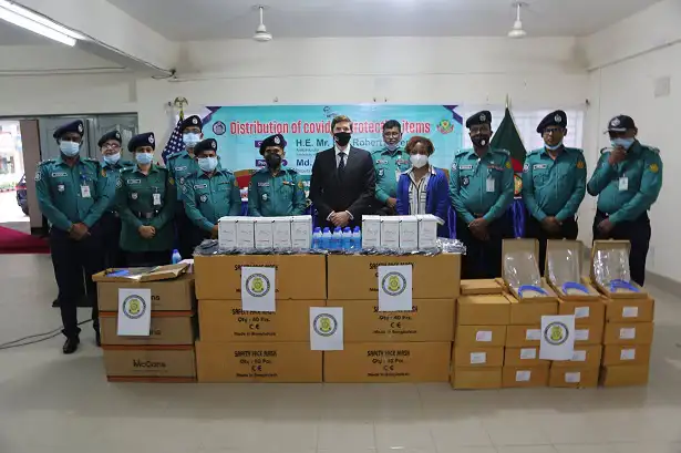 মার্কিন দূতাবাস থেকে ডিএমপি'কে করোনা সুরক্ষা সামগ্রী বিতরণ. Channel i News - চ্যানেল আই নিউজ