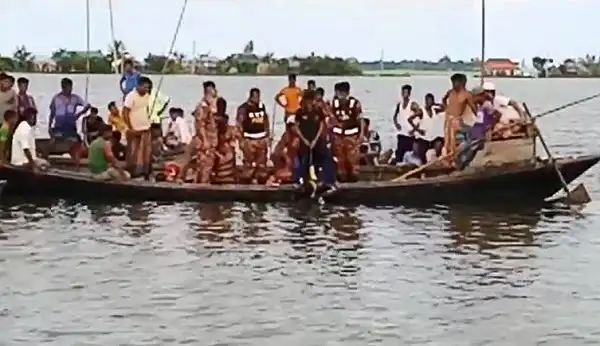 নৌকায় অনেক মানুষ, হাওরে ডুবে যাওয়া পরিবারের সদস্যরা উদ্ধার চেষ্টা করছে. Channel i News - চ্যানেল আই নিউজ