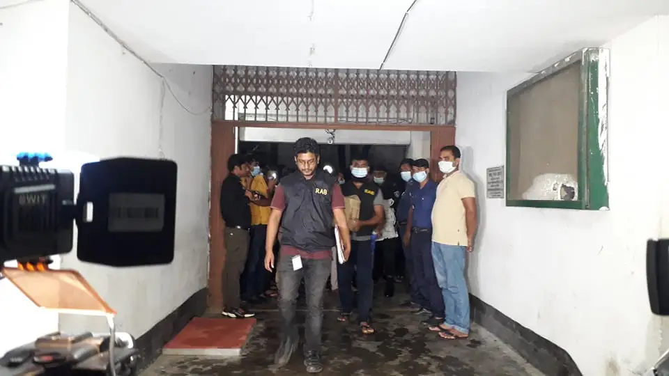 র্যাবের জব্দ ২৯টি ডিভাইসের ছবি, তদন্তের জন্য রাখা হয়েছে. Channel i News - চ্যানেল আই নিউজ