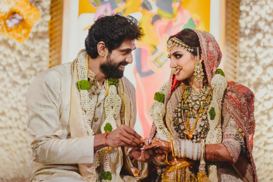 নবদম্পতি বিবাহের সময় একে অপরের হাতে আংটি পরাচ্ছেন. Channel i News - চ্যানেল আই নিউজ