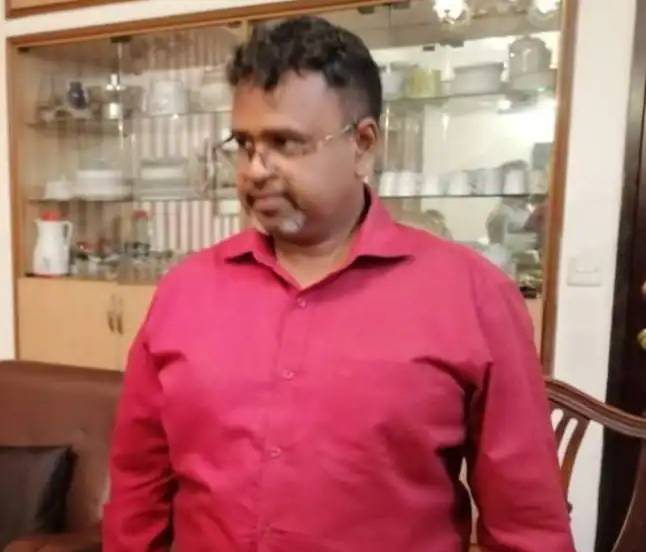 একজন পুরুষ ব্যক্তির ছবি, তিনি গা dark রঙের শার্ট পরেছেন. Channel i News - চ্যানেল আই নিউজ