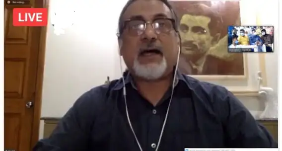 বাংলাদেশের একজন সাংবাদিক ভিডিও সাক্ষাৎকারে, পেছনে ছবি ও কক্ষের দৃশ্য. Channel i News - চ্যানেল আই নিউজ