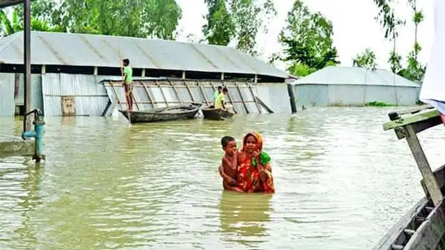 বন্যার পানিতে ডুবে থাকা মানুষ ও বাড়ি, জলাবদ্ধতা. Channel i News - চ্যানেল আই নিউজ