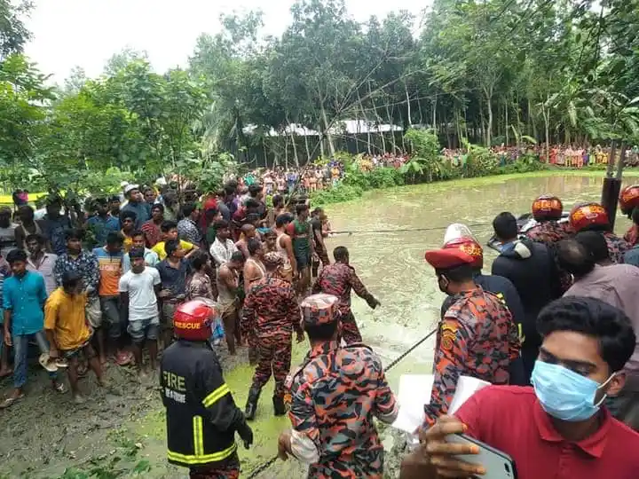 পুকুরে ডুবে নিহত ৮ জনের জন্য শোক প্রকাশ করছে স্থানীয়রা. Channel i News - চ্যানেল আই নিউজ