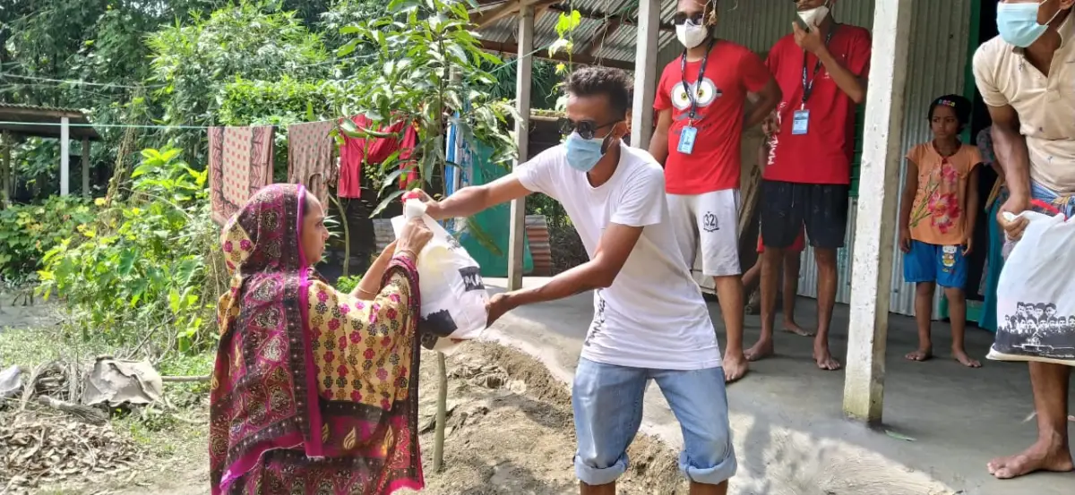 বানভাসিদের মাঝে ত্রাণ বিতরণ করছে স্বেচ্ছাসেবকরা. Channel i News - চ্যানেল আই নিউজ