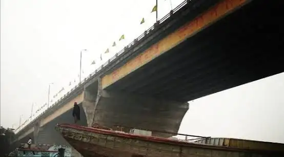 ব্রিজের নিচে উদ্ধারকর্মী পলাতক কয়েদিকে খুঁজছে. Channel i News - চ্যানেল আই নিউজ