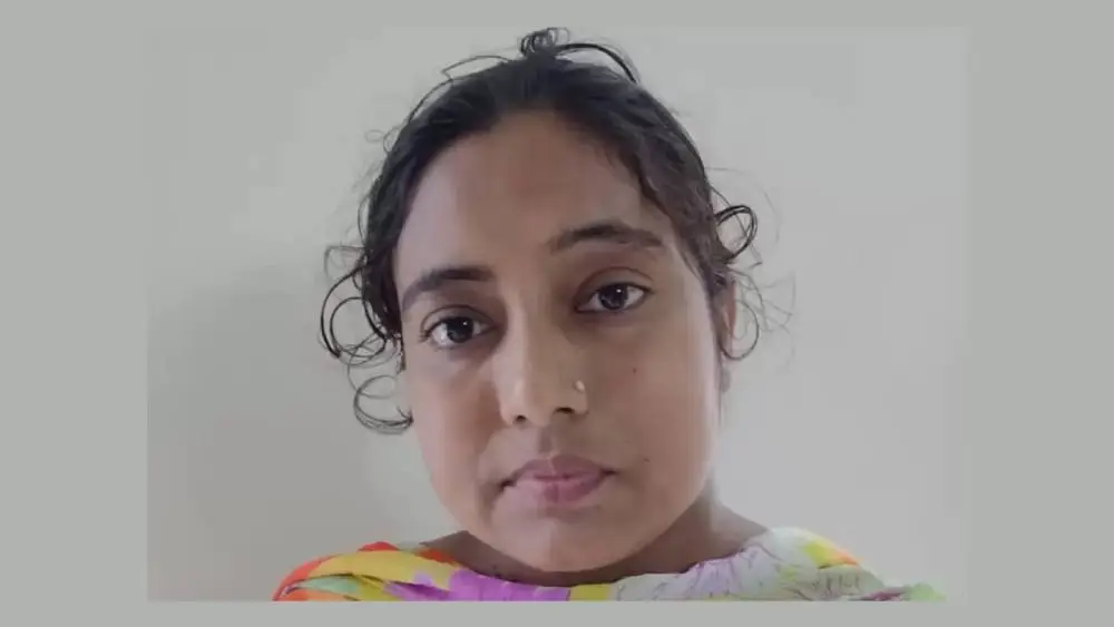একজন নারী মুখের ছবি, সাধারণ পটভূমিতে।. Channel i News - চ্যানেল আই নিউজ