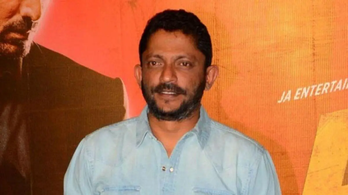 বাংলাদেশের একজন ব্যক্তি ছবি, পটভূমিতে লাল রঙের ব্যাকড্রপ. Channel i News - চ্যানেল আই নিউজ