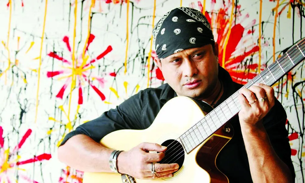 এসআই টুটুল গিটার বাজাচ্ছেন, পটভূমিতে রঙিন আর্ট ও স্প্রেড পেইন্ট. Channel i News - চ্যানেল আই নিউজ