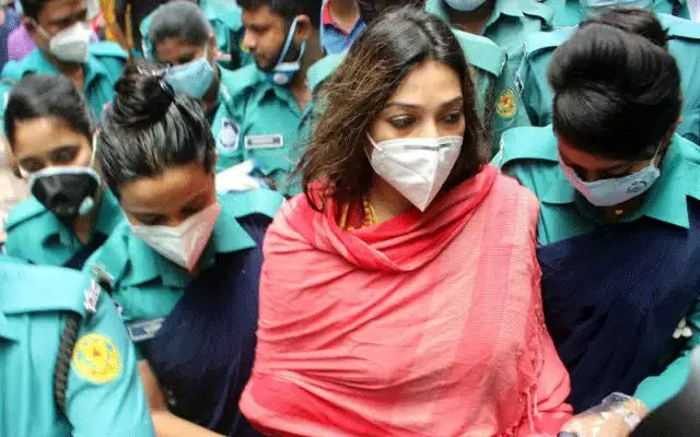 নারী কর্মী ভোটার তালিকা সংগ্রহে ব্যস্ত, সবাই মাস্ক পরেছেন. Channel i News - চ্যানেল আই নিউজ