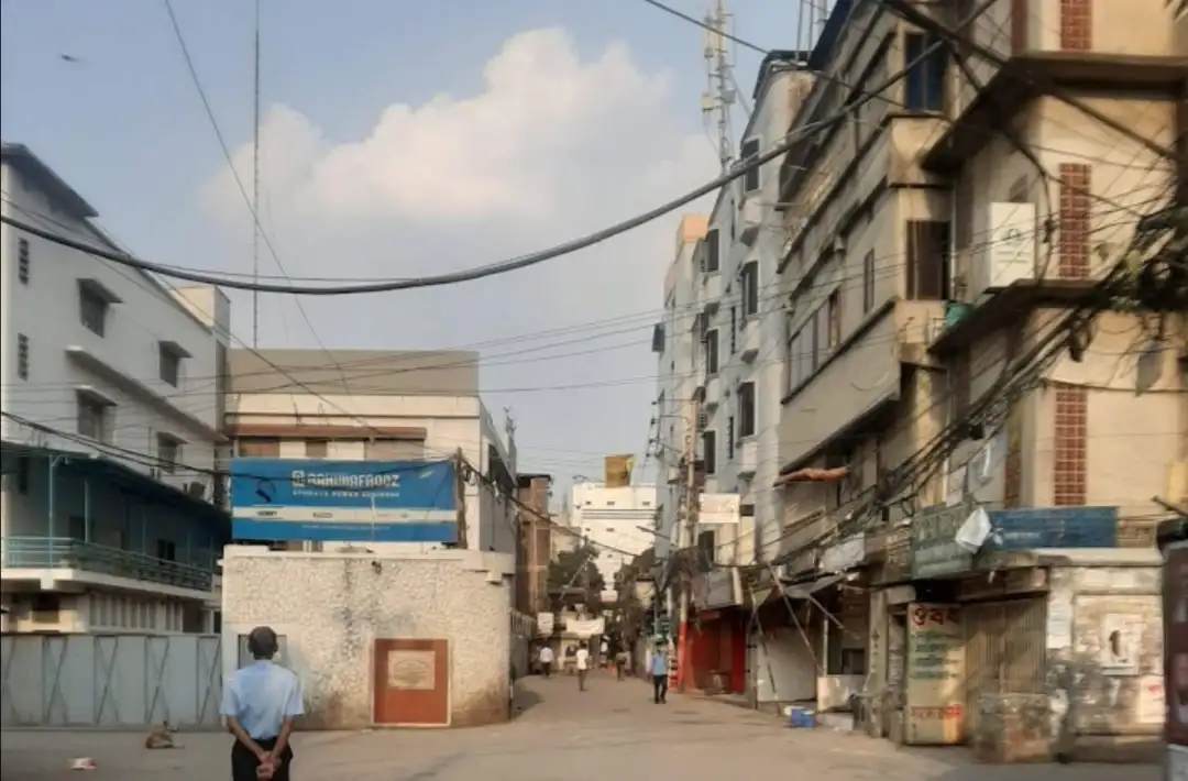 ঢাকার একটি এনজিও অফিসের সামনে সাধারণ মানুষ ও ভবনসমূহ. Channel i News - চ্যানেল আই নিউজ