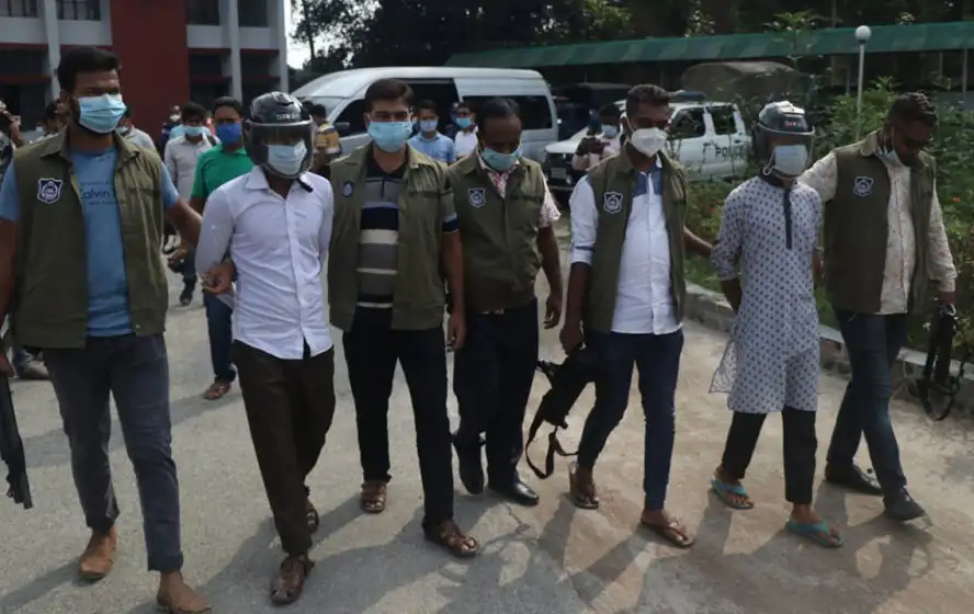 পুলিশের হাতে গ্রেপ্তার আনসার আল ইসলামের ২ সদস্য, বোমা তৈরির সরঞ্জামসহ. Channel i News - চ্যানেল আই নিউজ