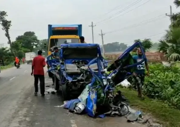 ধামরাইয়ে কাভার্ড ভ্যান ও পিকআপের সংঘর্ষের দৃশ্য, আহত ও নিহতের খবর. Channel i News - চ্যানেল আই নিউজ