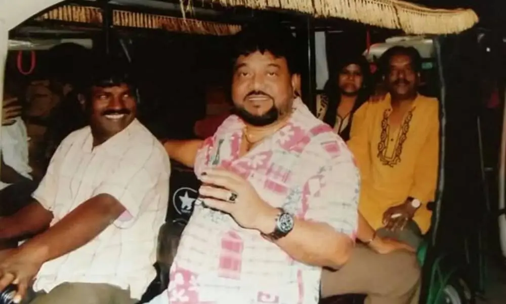একজন ব্যক্তির সঙ্গে হাস্যোজ্জ্বল অন্য একজন ব্যক্তি, পটভূমিতে কিছু মানুষ ও পরিবেশ. Channel i News - চ্যানেল আই নিউজ