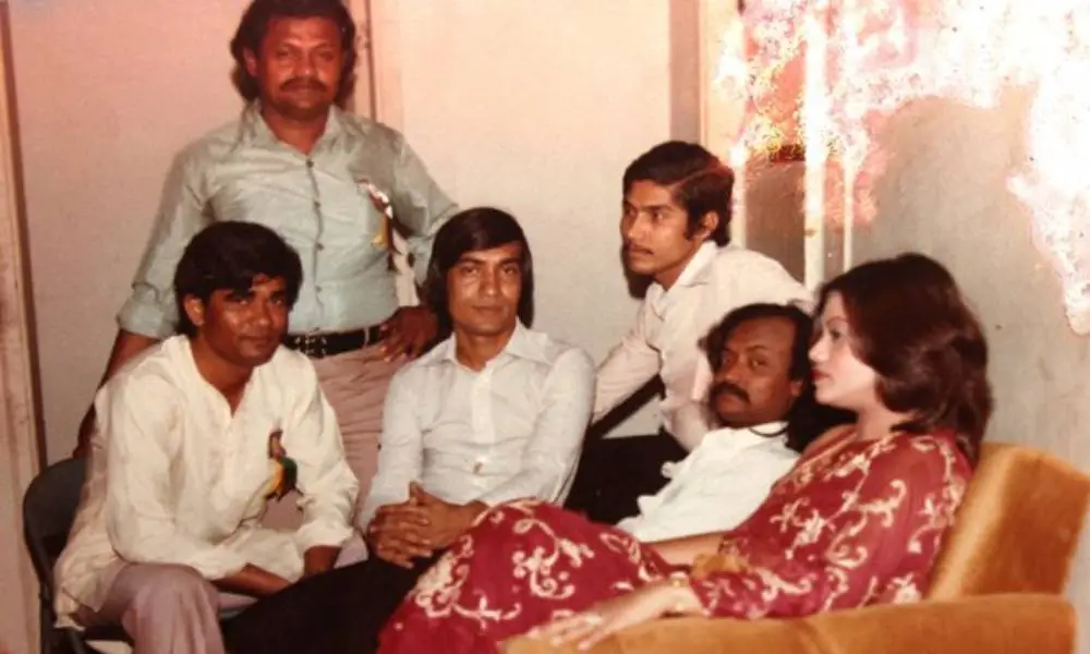 একটি পরিবারের সদস্যরা একসাথে বসে স্মৃতি তৈরি করছে. Channel i News - চ্যানেল আই নিউজ