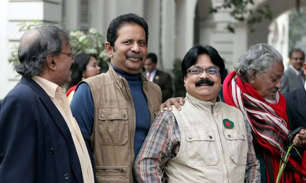 লুৎফর রহমান রিটন ও ধুত্তুরি একসঙ্গে হাসিমুখে ছবি. Channel i News - চ্যানেল আই নিউজ
