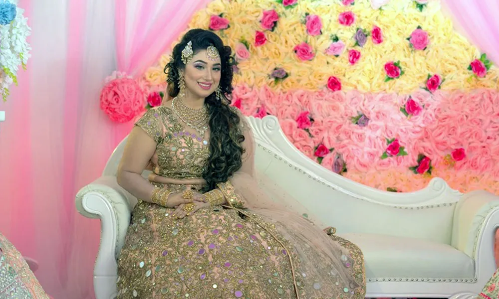 অপুর বধূ সাজে অপু বিশ্বাস, সুন্দর সাজে হাসিমুখে বসে আছেন. Channel i News - চ্যানেল আই নিউজ