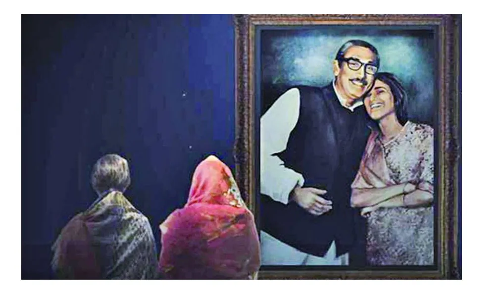 দর্শকরা বঙ্গবন্ধুর ছবি দেখছেন, স্মৃতি ও শ্রদ্ধা নিবেদন করছেন. Channel i News - চ্যানেল আই নিউজ